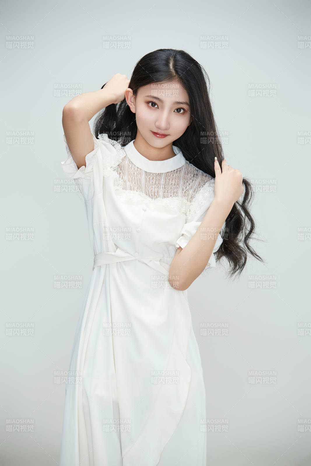 白色背景下身穿连衣裙的清纯少女图片