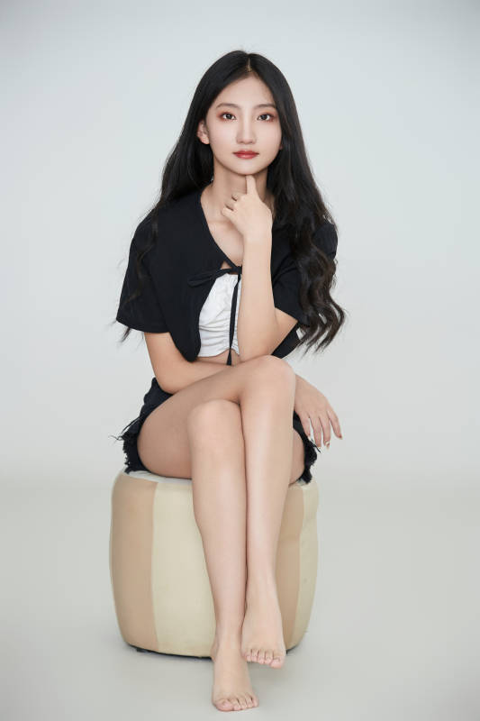 白色背景下做各种面部表情的可爱亚洲少女图片