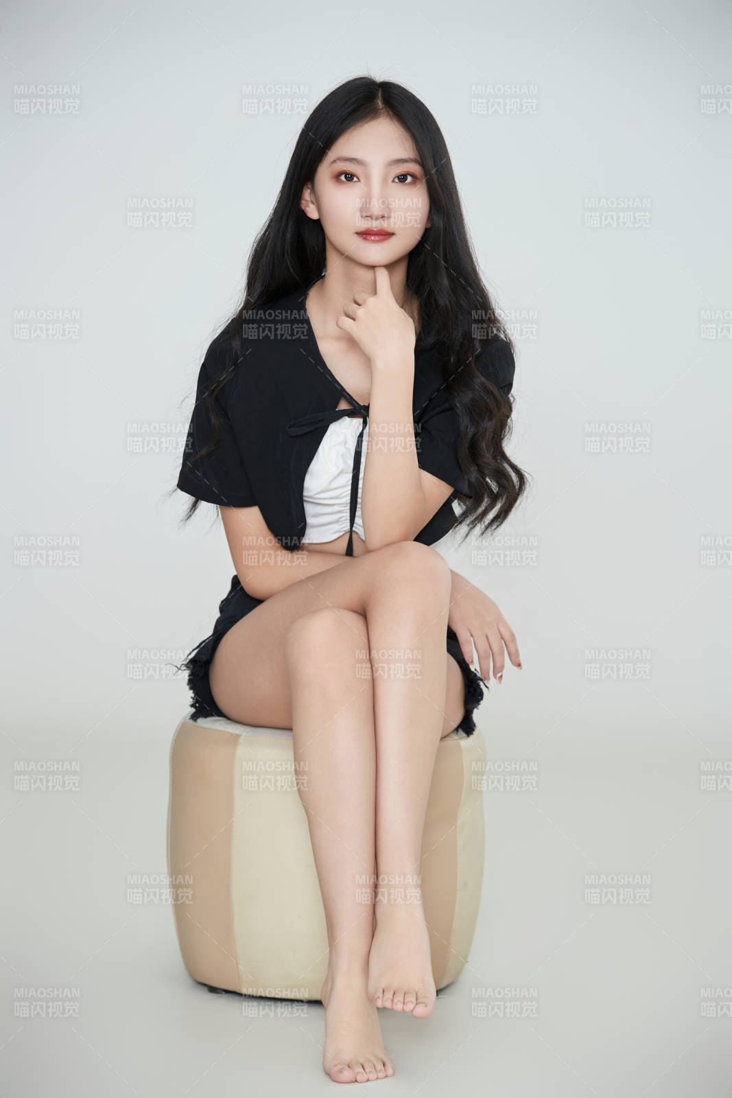 白色背景下做各种面部表情的可爱亚洲少女图片