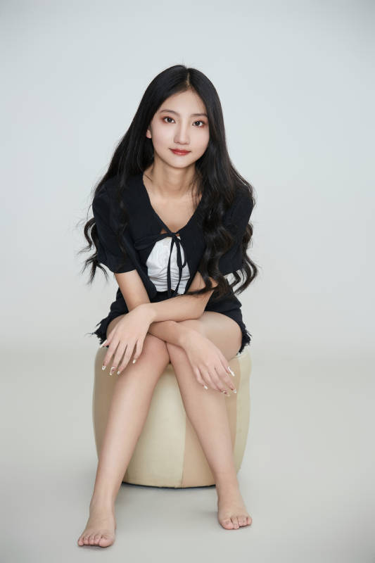 白色背景下做各种面部表情的可爱亚洲少女图片