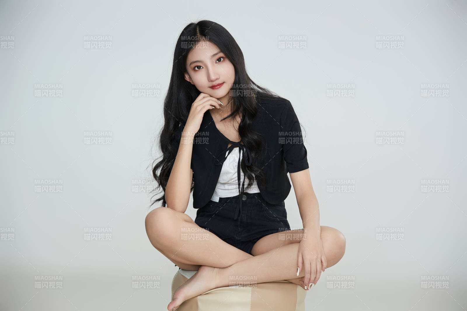 白色背景下做各种面部表情的可爱亚洲少女图片