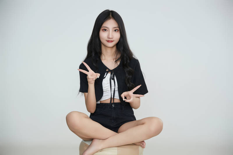 白色背景下做各种面部表情的可爱亚洲少女图片