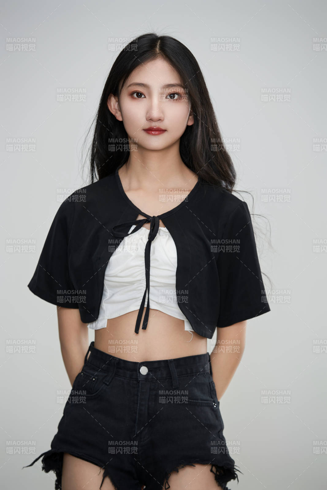 白色背景下做各种面部表情的可爱亚洲少女图片