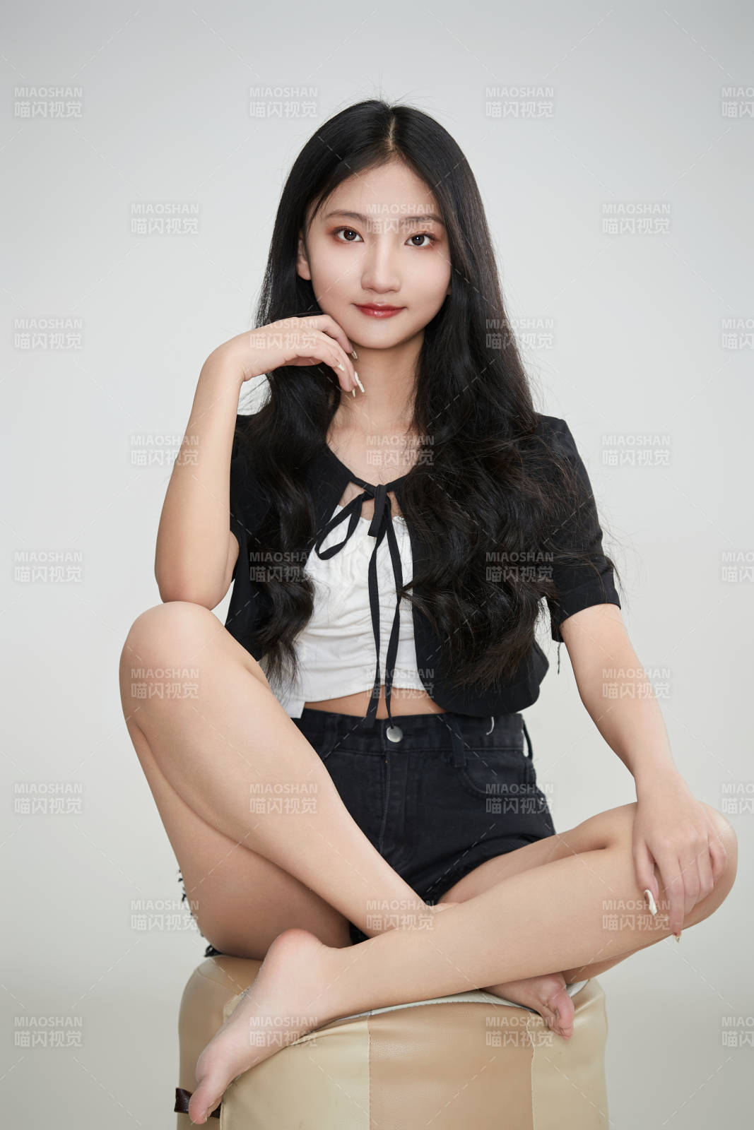 白色背景下做各种面部表情的可爱亚洲少女图片