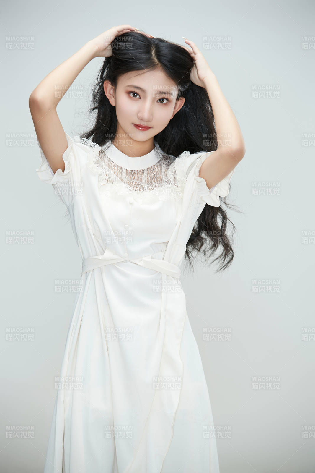 白色背景下身穿连衣裙的清纯少女图片