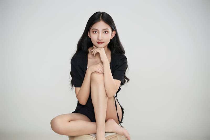 白色背景下做各种面部表情的可爱亚洲少女图片