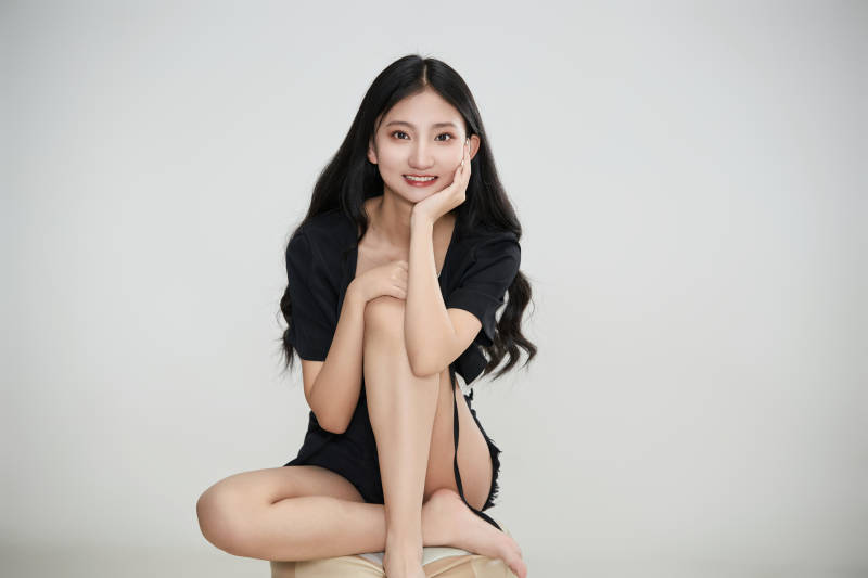 白色背景下做各种面部表情的可爱亚洲少女图片