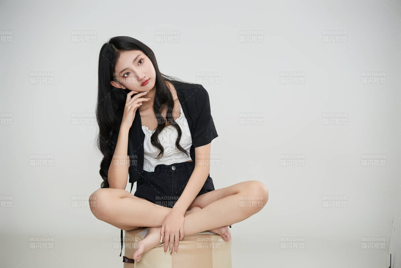 白色背景下做各种面部表情的可爱亚洲少女图片