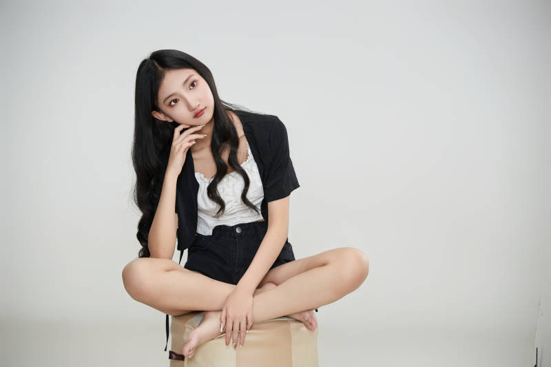 白色背景下做各种面部表情的可爱亚洲少女图片