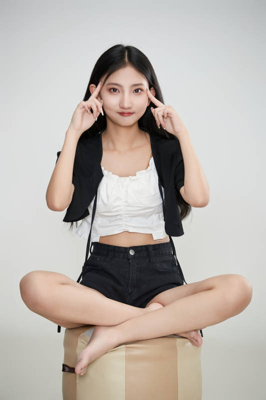 白色背景下做各种面部表情的可爱亚洲少女图片