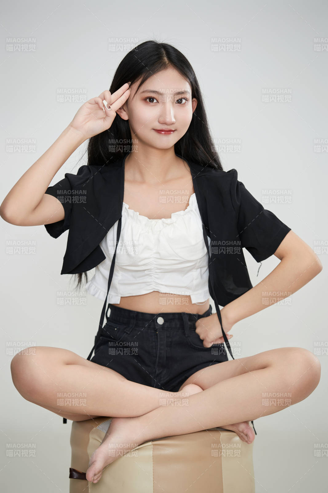 白色背景下做各种面部表情的可爱亚洲少女图片