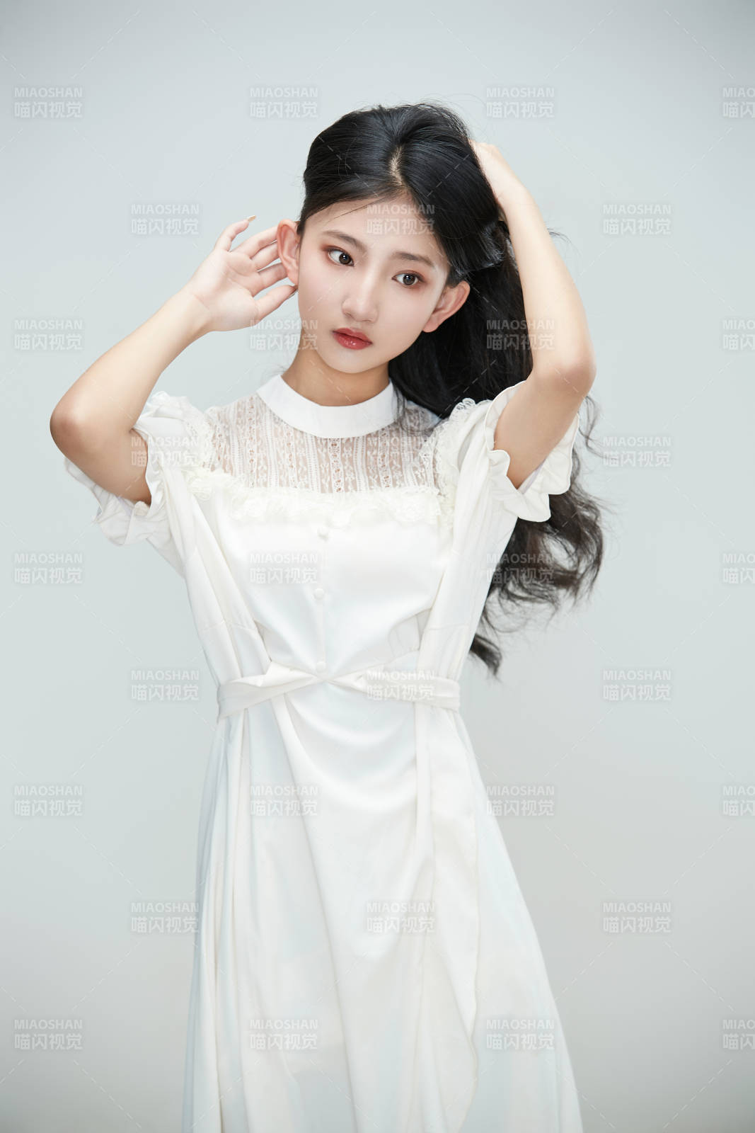 白色背景下身穿连衣裙的清纯少女图片