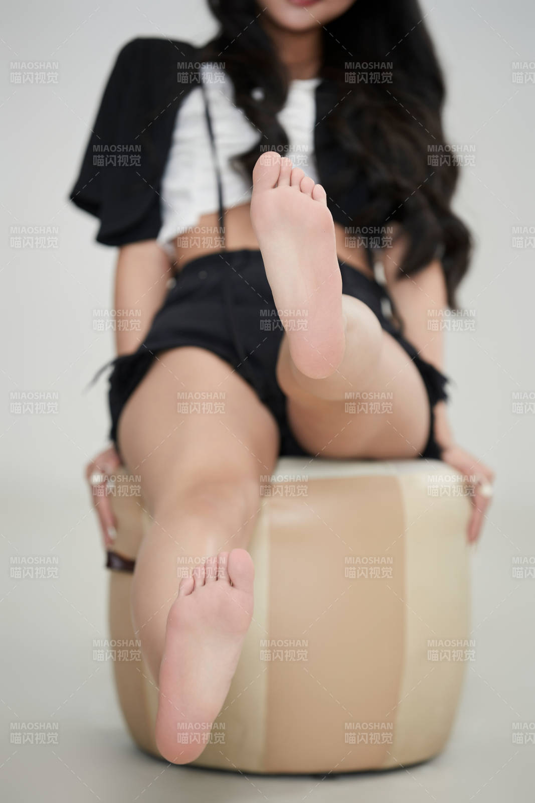 白色背景下做各种面部表情的可爱亚洲少女图片