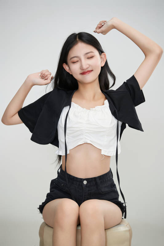 白色背景下做各种面部表情的可爱亚洲少女图片