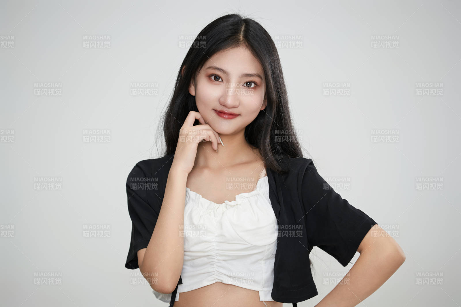 白色背景下做各种面部表情的可爱亚洲少女图片