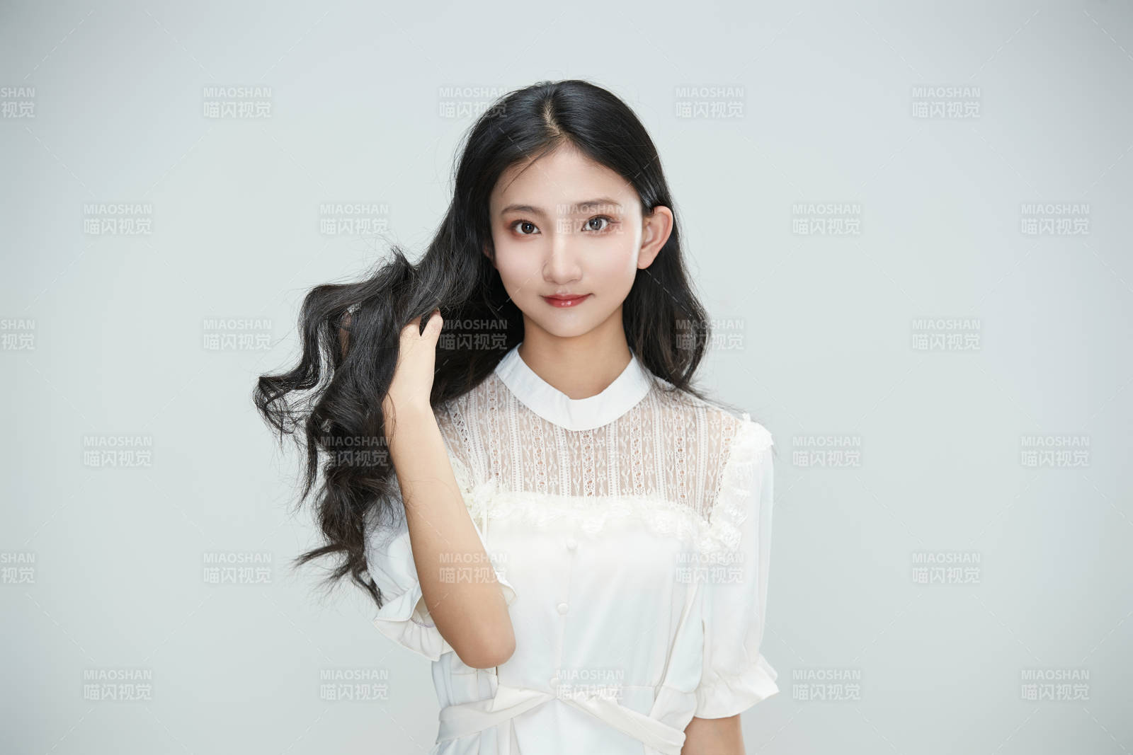 白色背景下身穿连衣裙的清纯少女图片