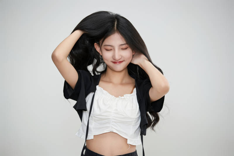 白色背景下做各种面部表情的可爱亚洲少女图片