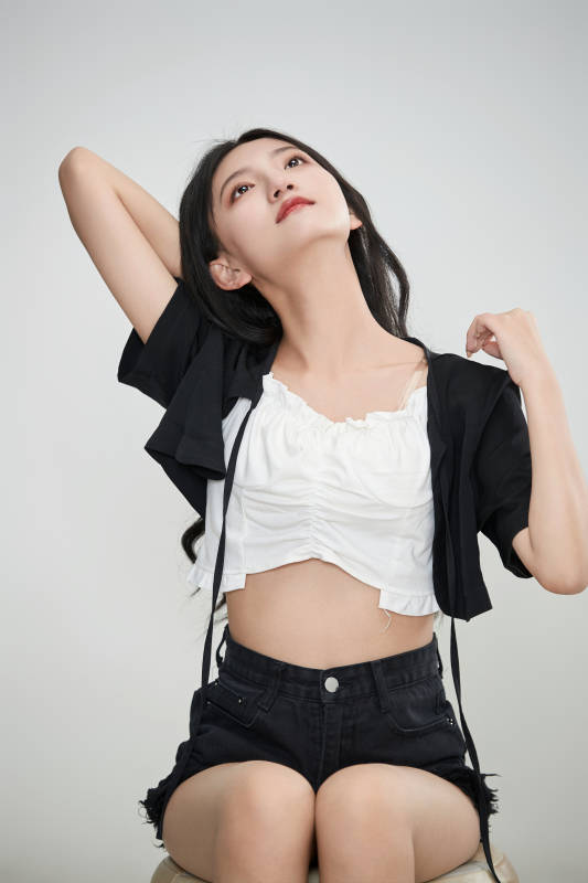 白色背景下做各种面部表情的可爱亚洲少女图片