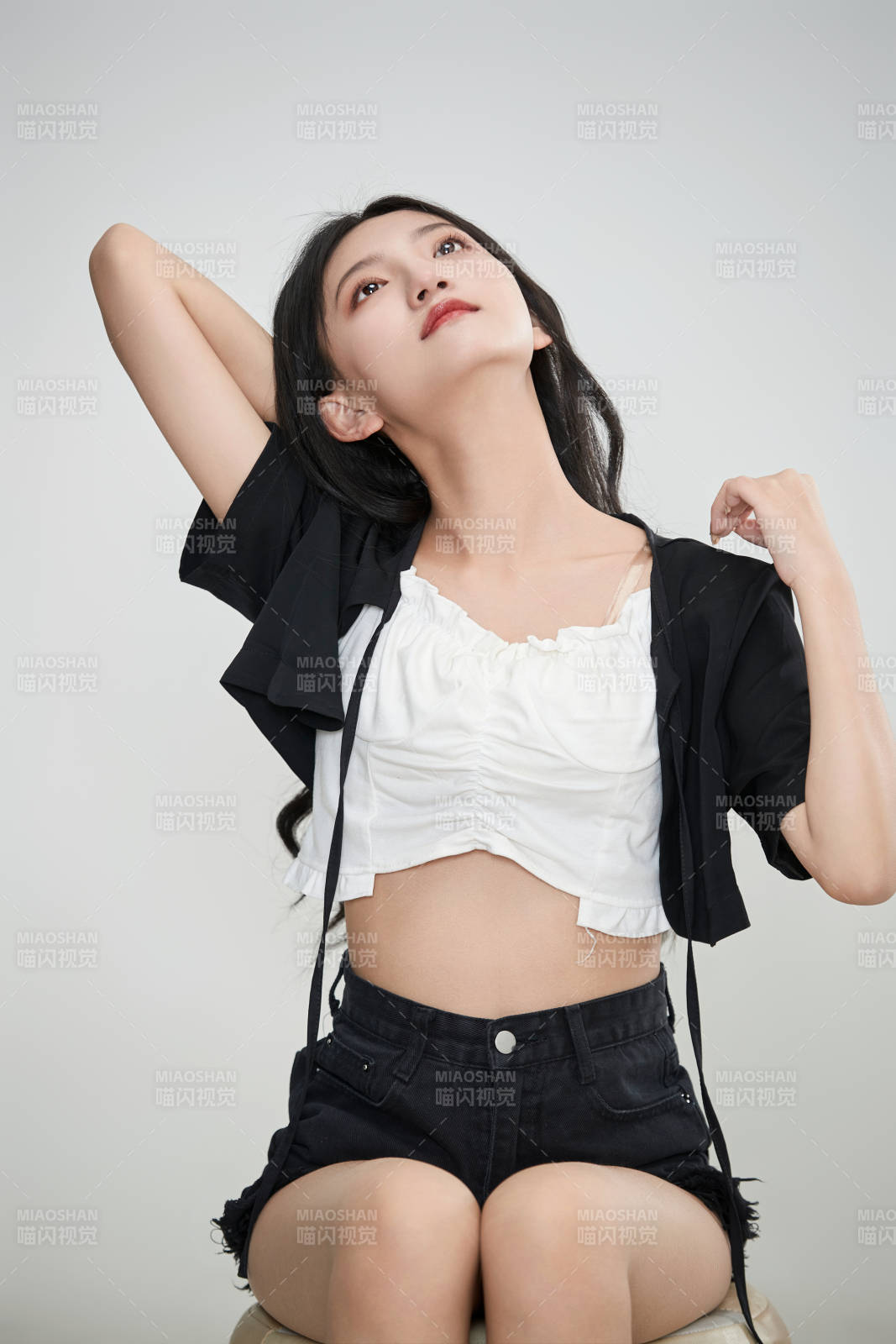 白色背景下做各种面部表情的可爱亚洲少女图片