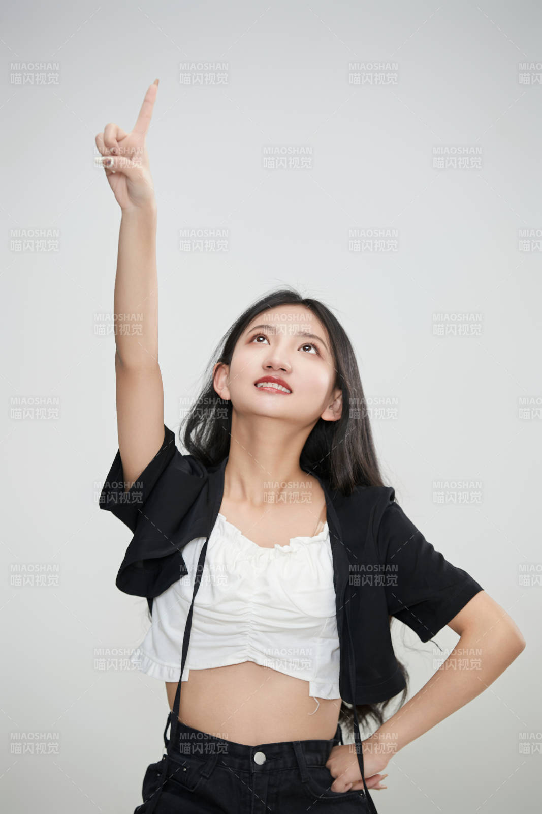 白色背景下做各种面部表情的可爱亚洲少女图片