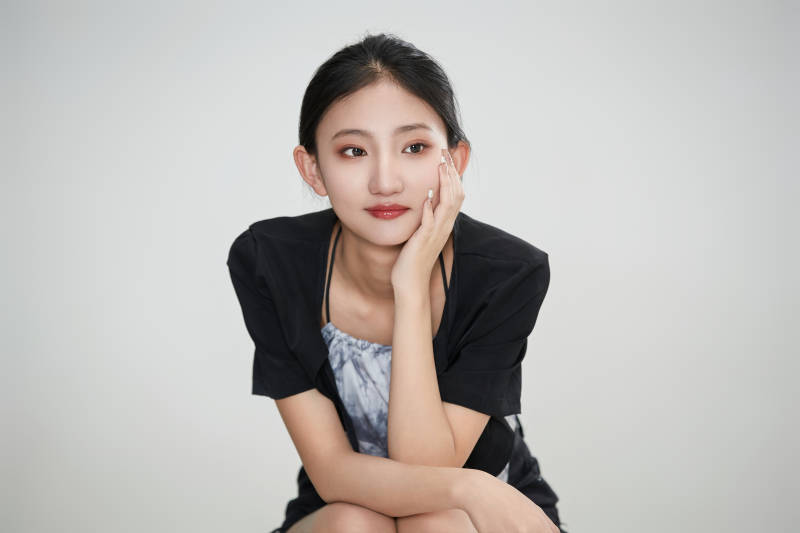 白色背景下做各种面部表情的可爱亚洲少女图片