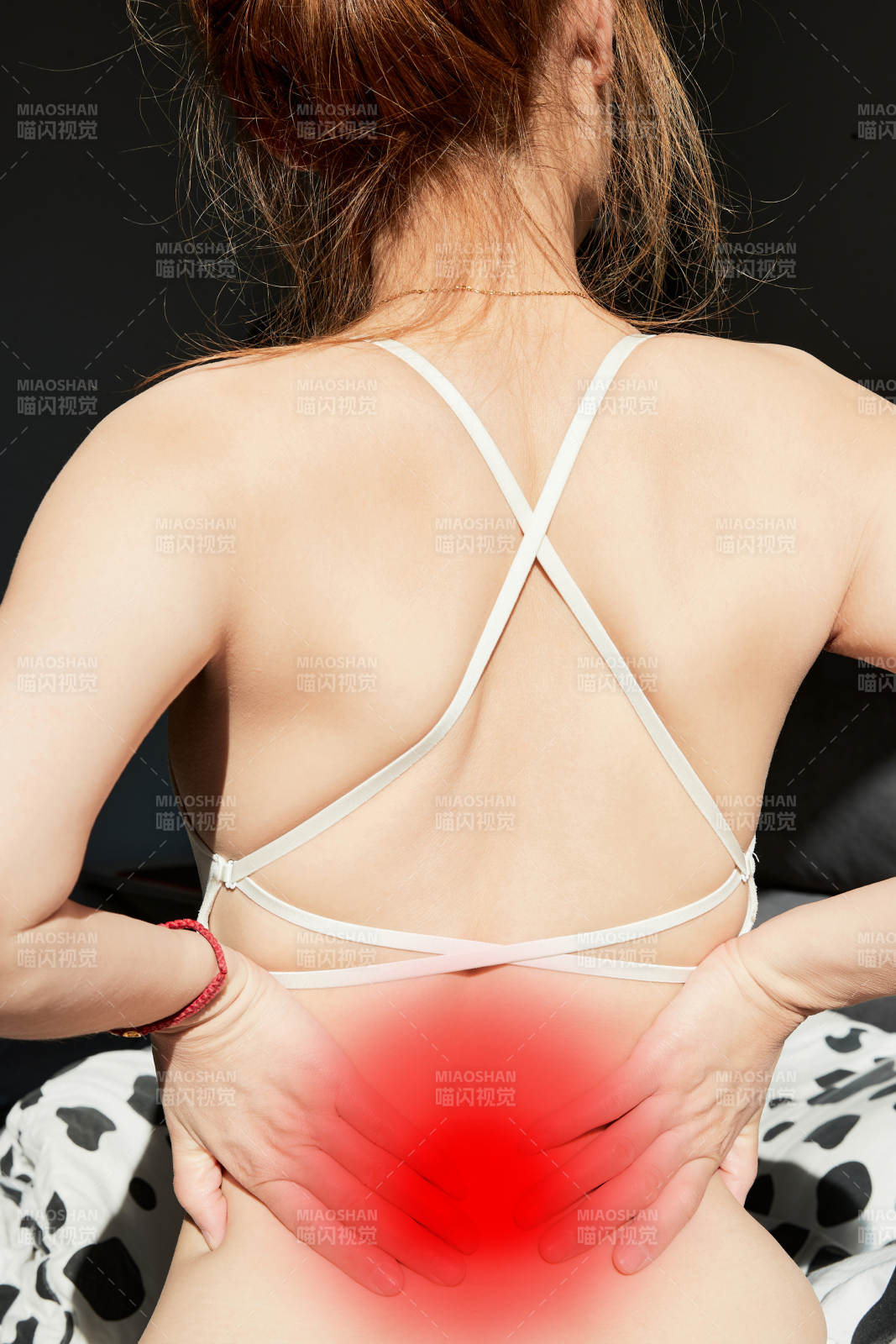 腰部疼痛的亚洲年轻女性图片
