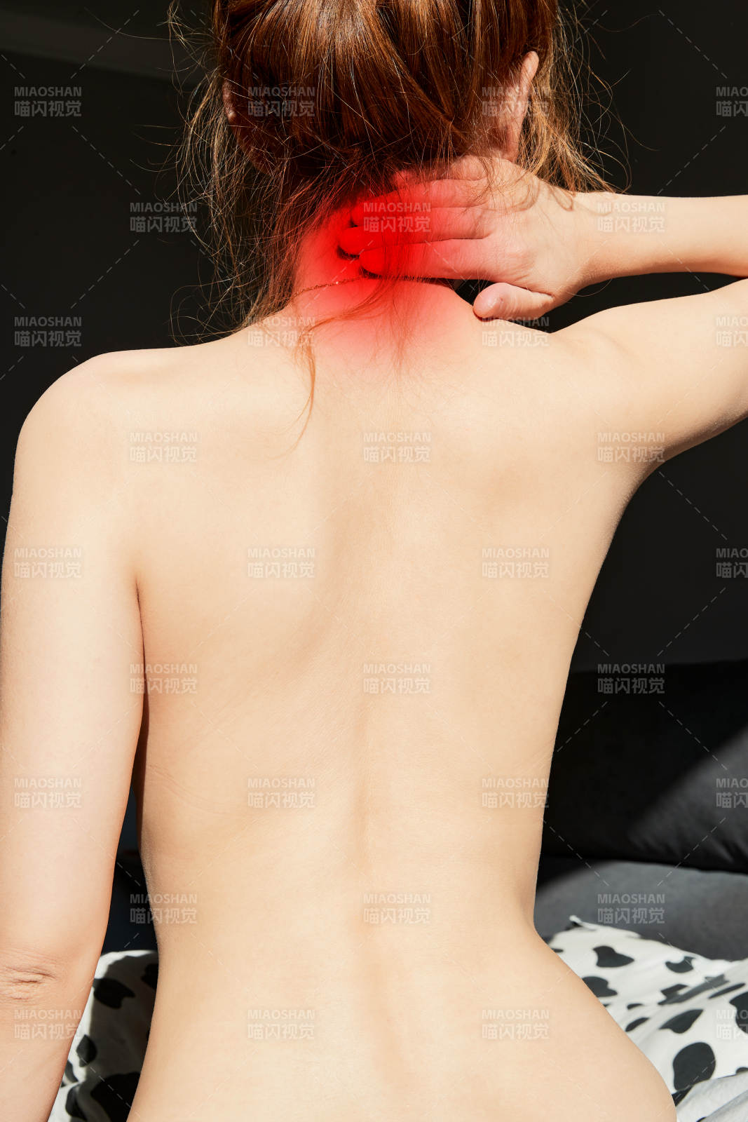 肩颈部位疼痛的亚洲年轻女性图片