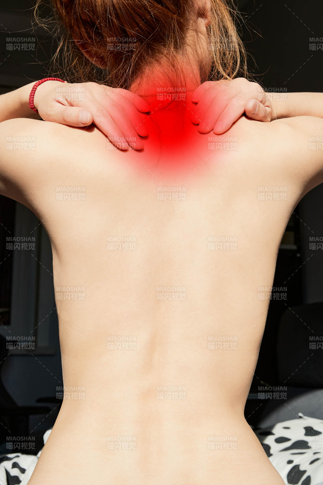 肩颈部位疼痛的亚洲年轻女性图片