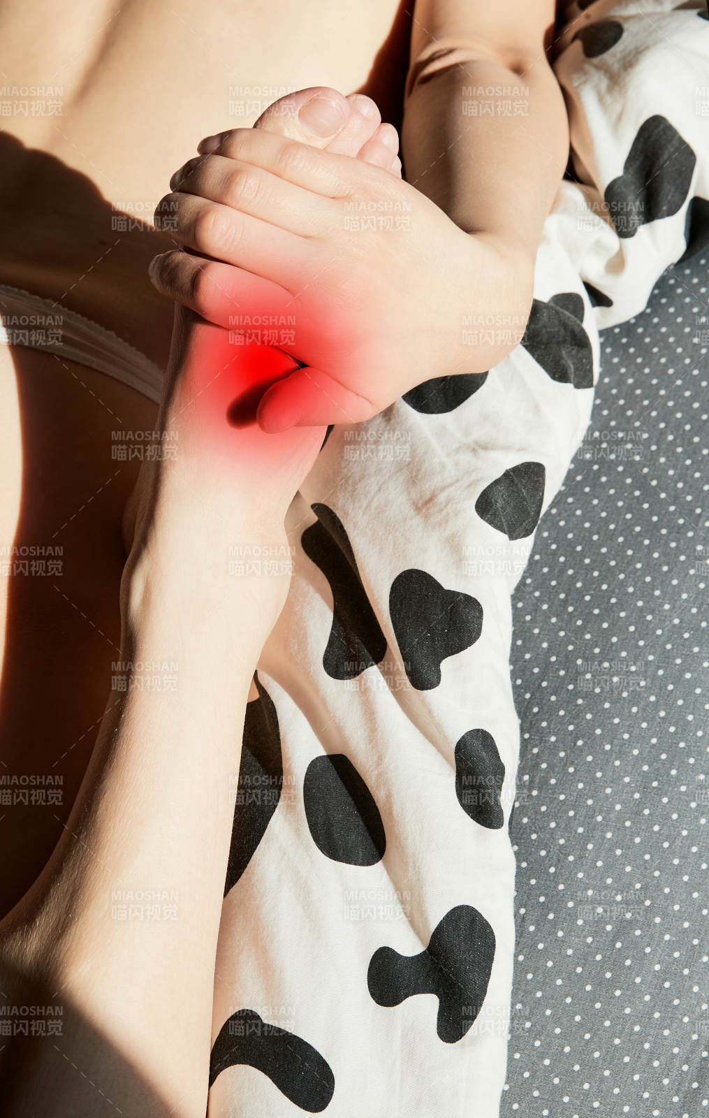 腿足部位疼痛的亚洲年轻女性图片