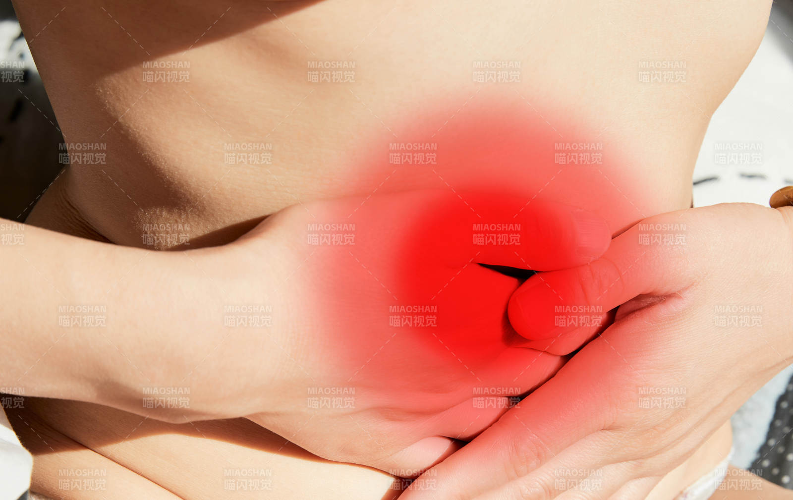 便秘及肠胃问题引起腹部疼痛的女性图片