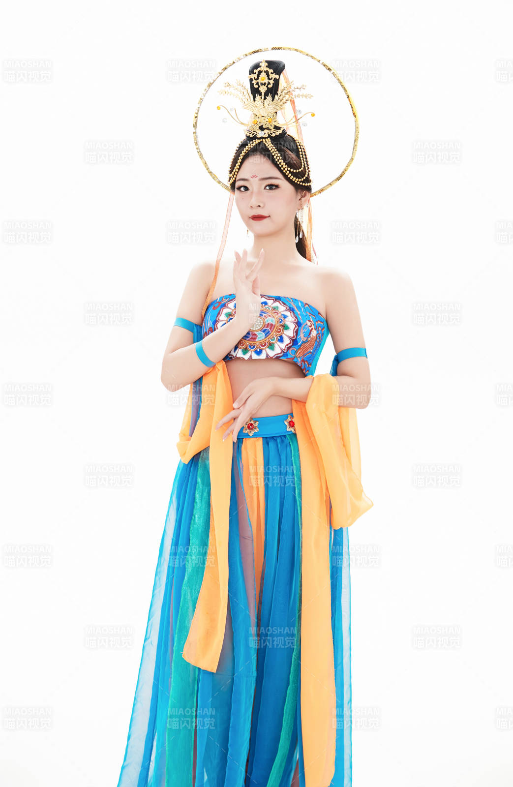 身着唐朝敦煌服饰跳飞天舞蹈的中国少女图片