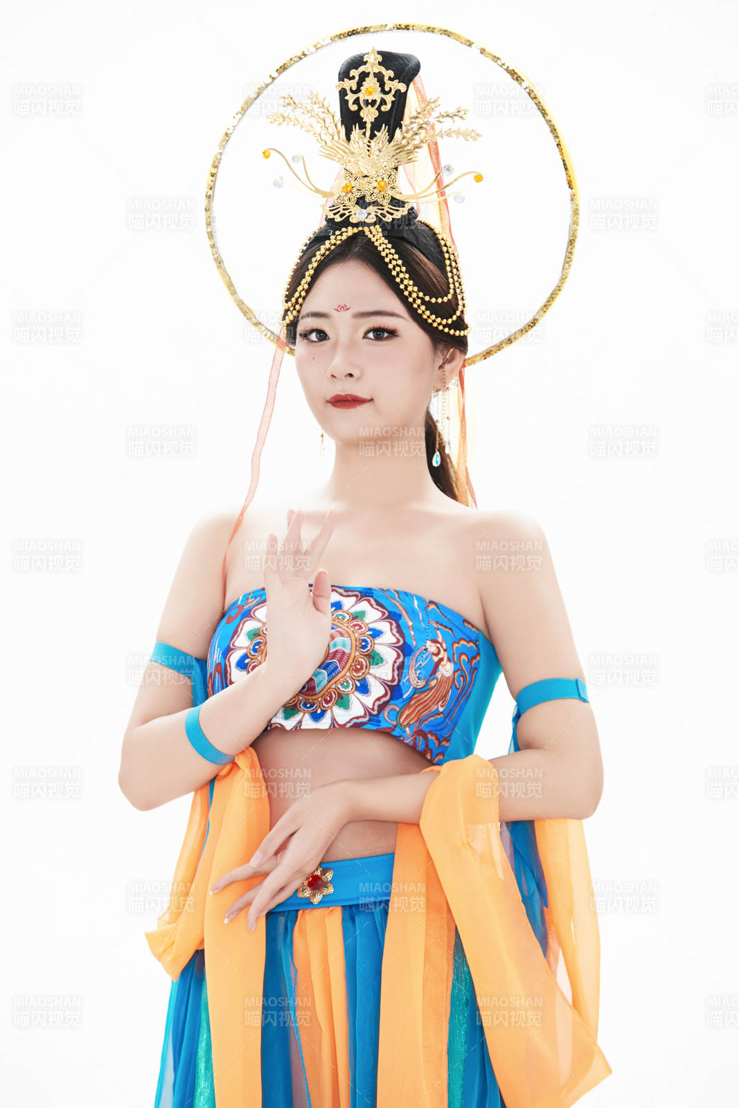 身着唐朝敦煌服饰跳飞天舞蹈的中国少女图片