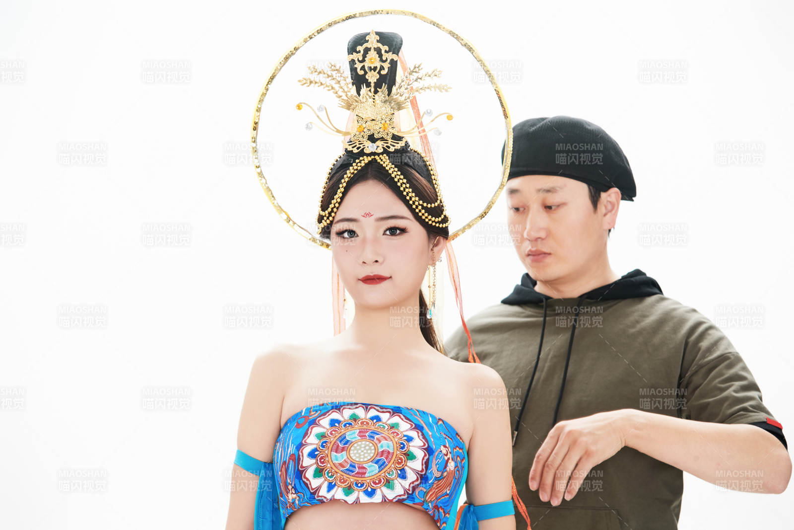 为古装飞天仙女化妆造型的化妆师与模特图片