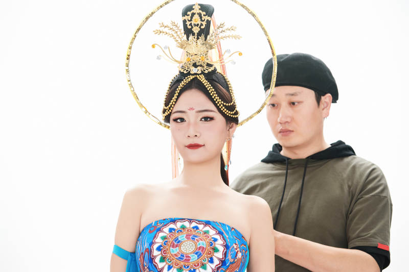为古装飞天仙女化妆造型的化妆师与模特图片