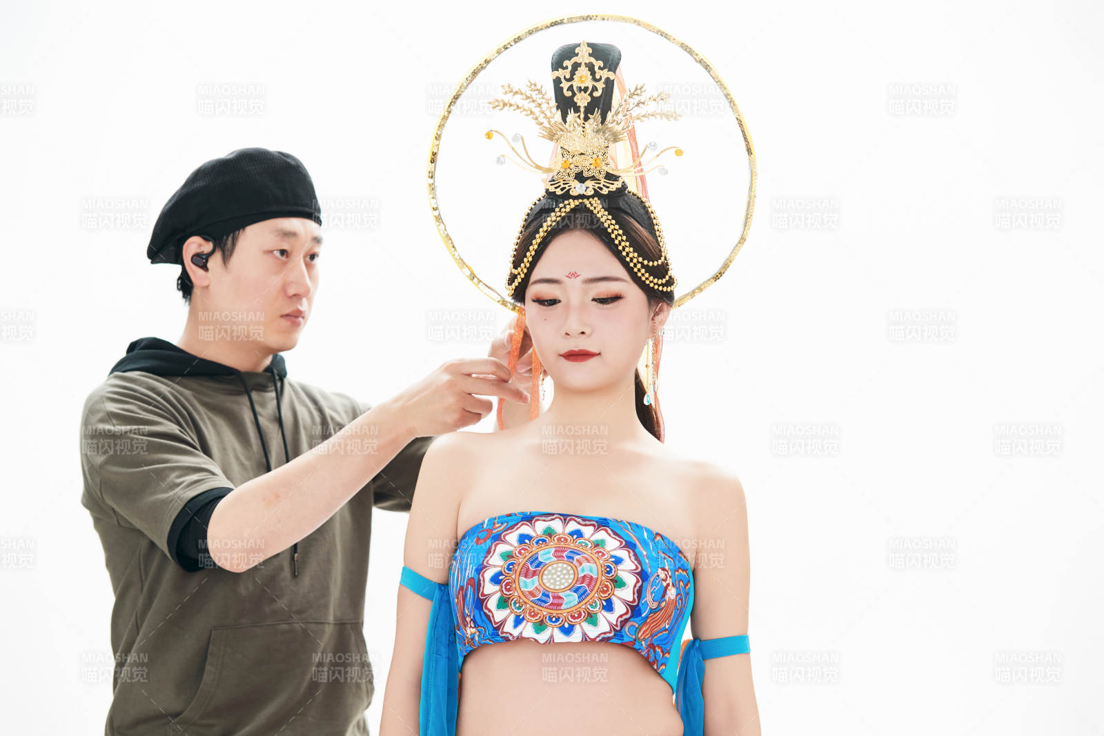 为古装飞天仙女化妆造型的化妆师与模特图片