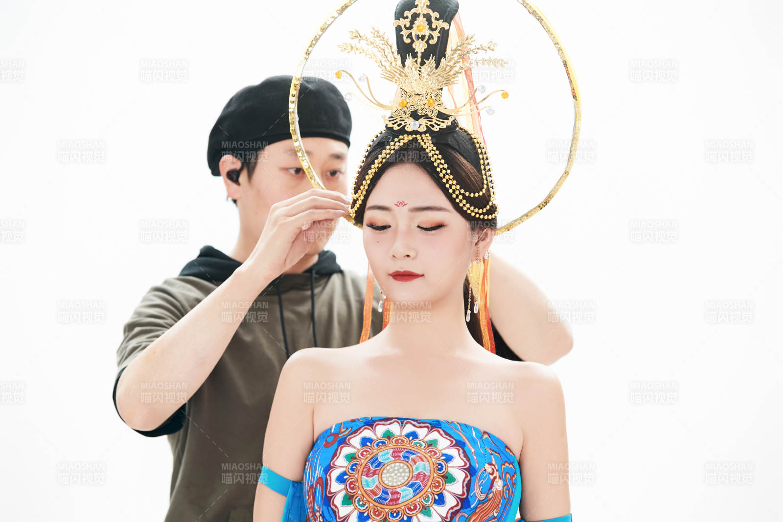 为古装飞天仙女化妆造型的化妆师与模特图片