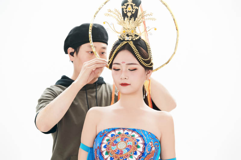 为古装飞天仙女化妆造型的化妆师与模特图片