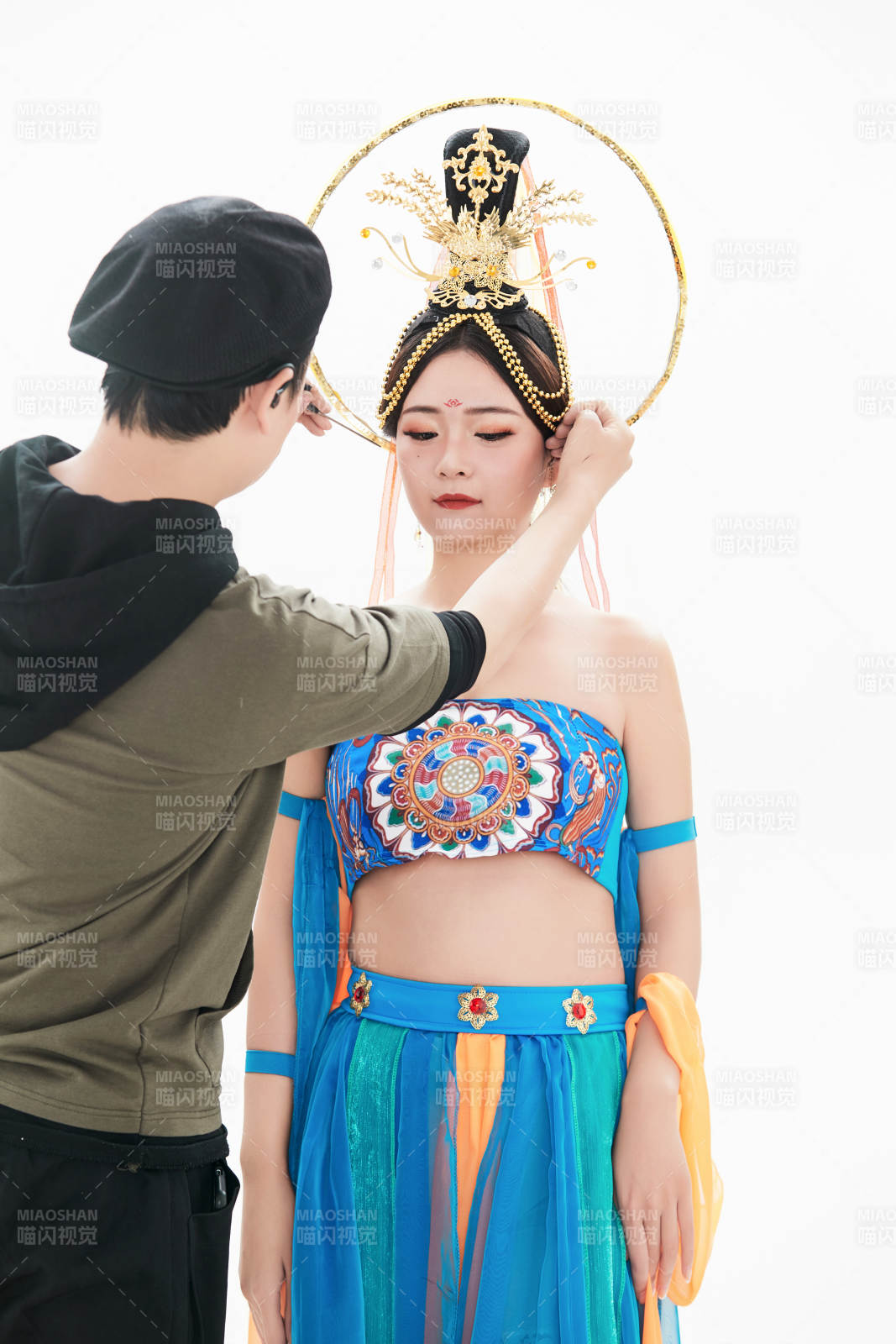 为古装飞天仙女化妆造型的化妆师与模特图片