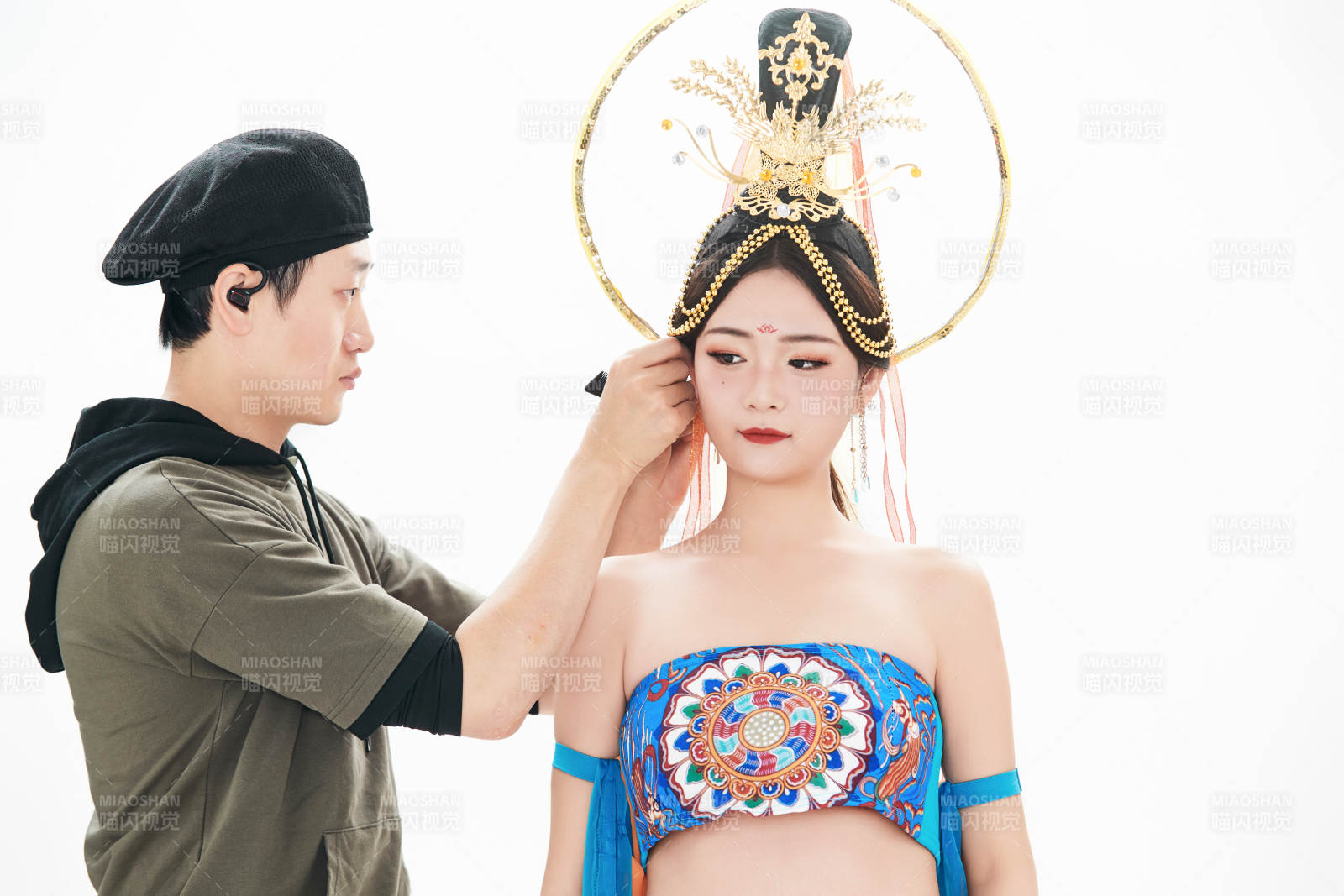 为古装飞天仙女化妆造型的化妆师与模特图片