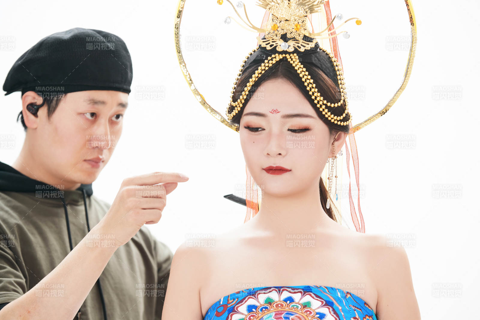 为古装飞天仙女化妆造型的化妆师与模特图片