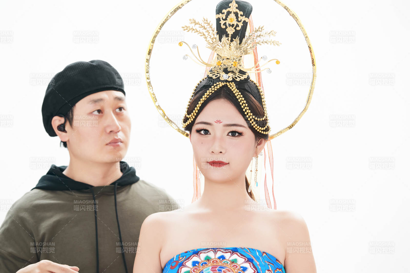 为古装飞天仙女化妆造型的化妆师与模特图片