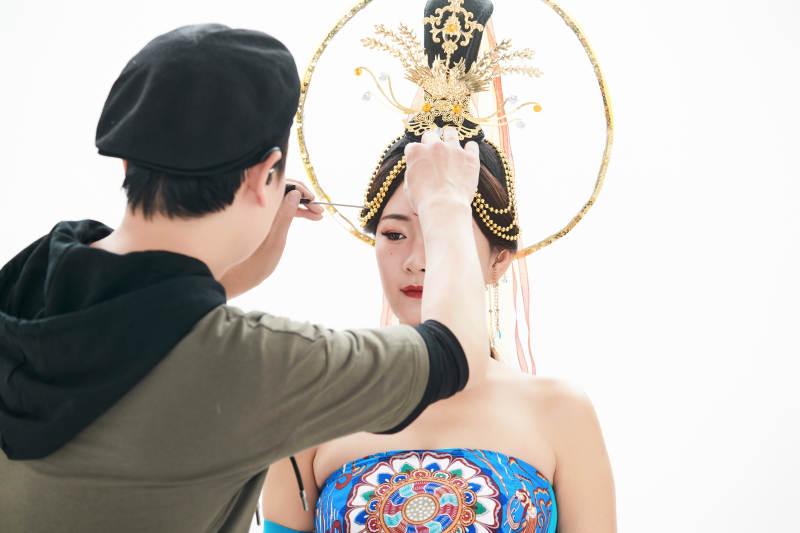 为古装飞天仙女化妆造型的化妆师与模特图片