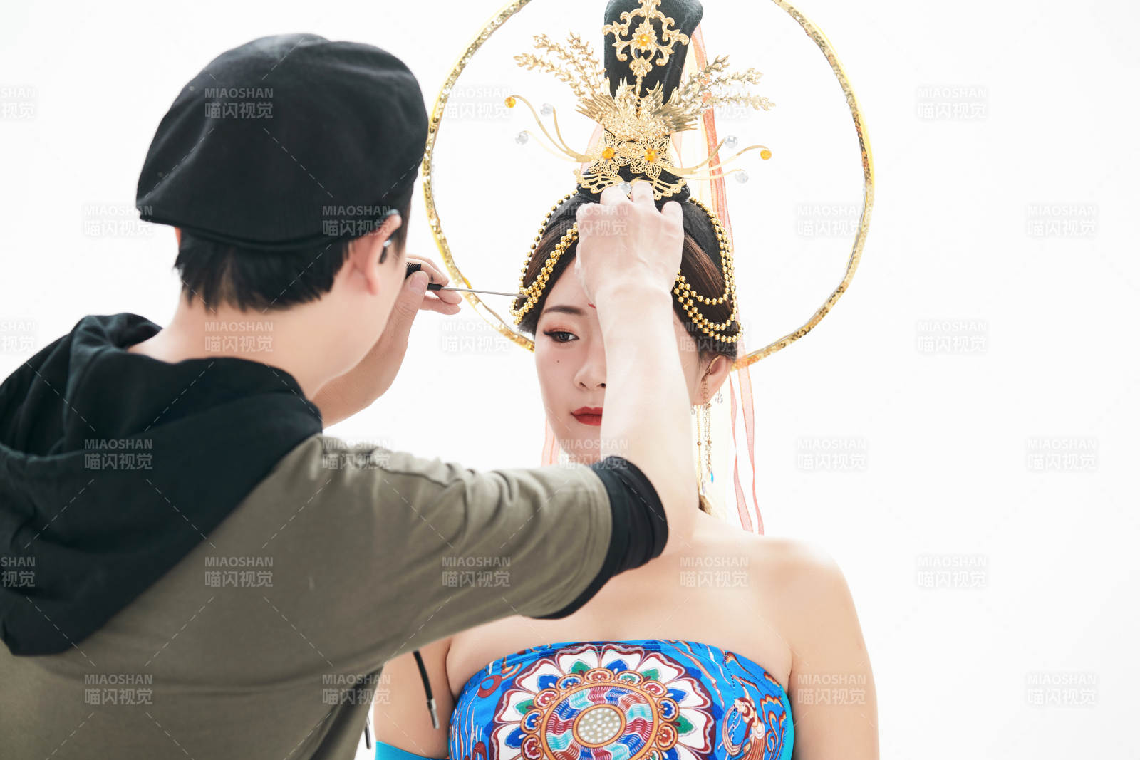 为古装飞天仙女化妆造型的化妆师与模特图片