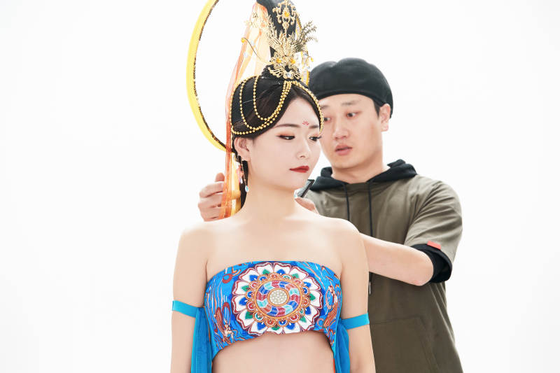 为古装飞天仙女化妆造型的化妆师与模特图片