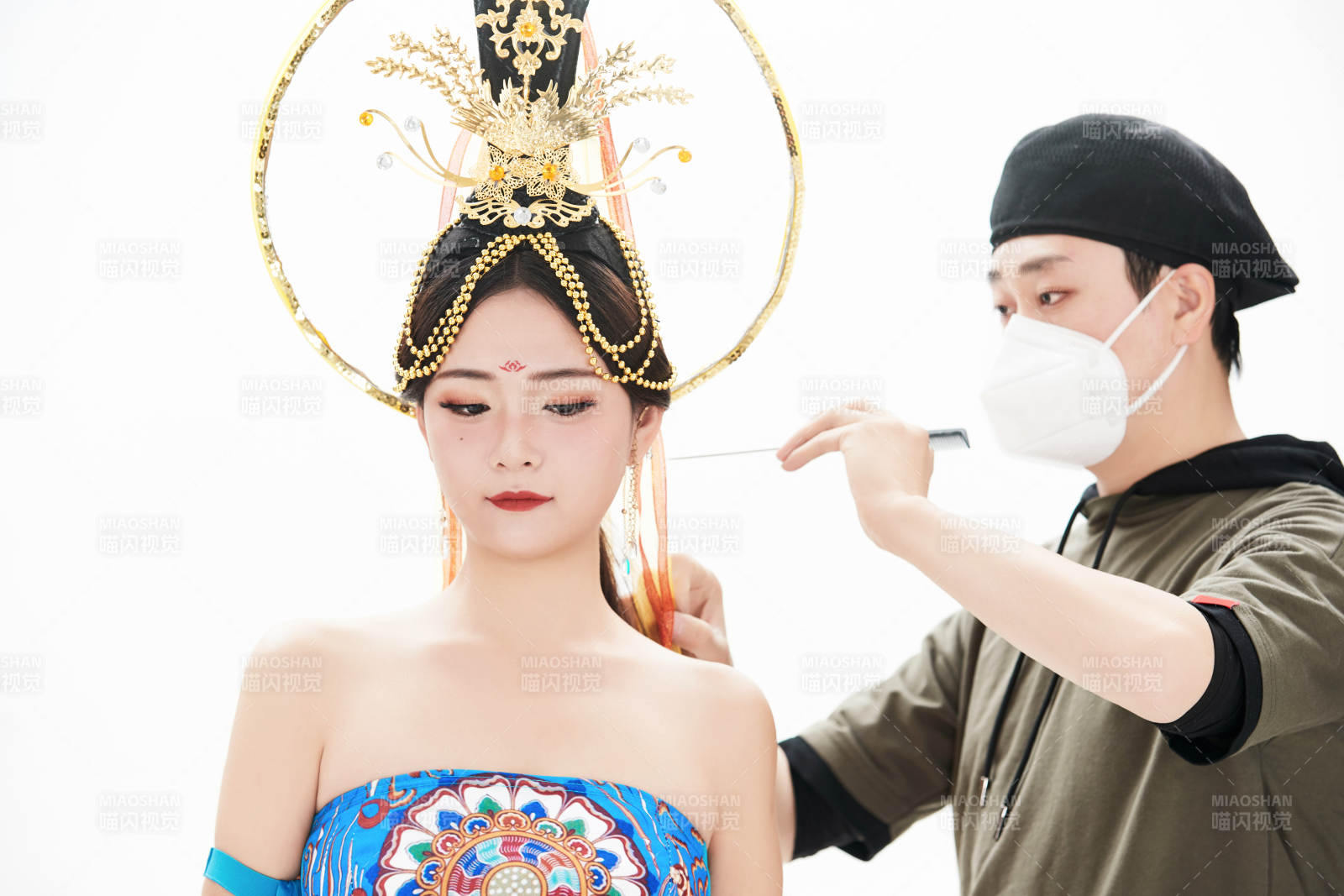 为古装飞天仙女化妆造型的化妆师与模特图片