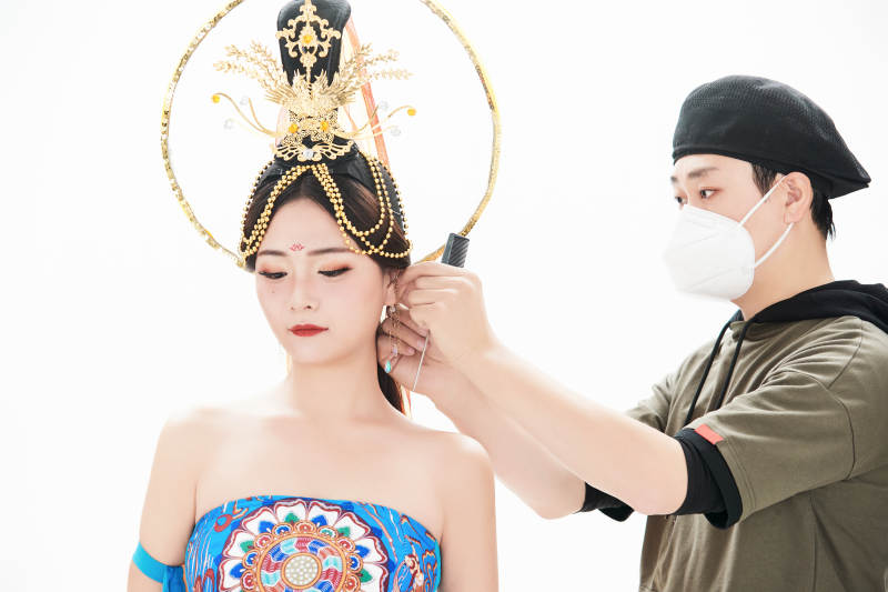 为古装飞天仙女化妆造型的化妆师与模特图片