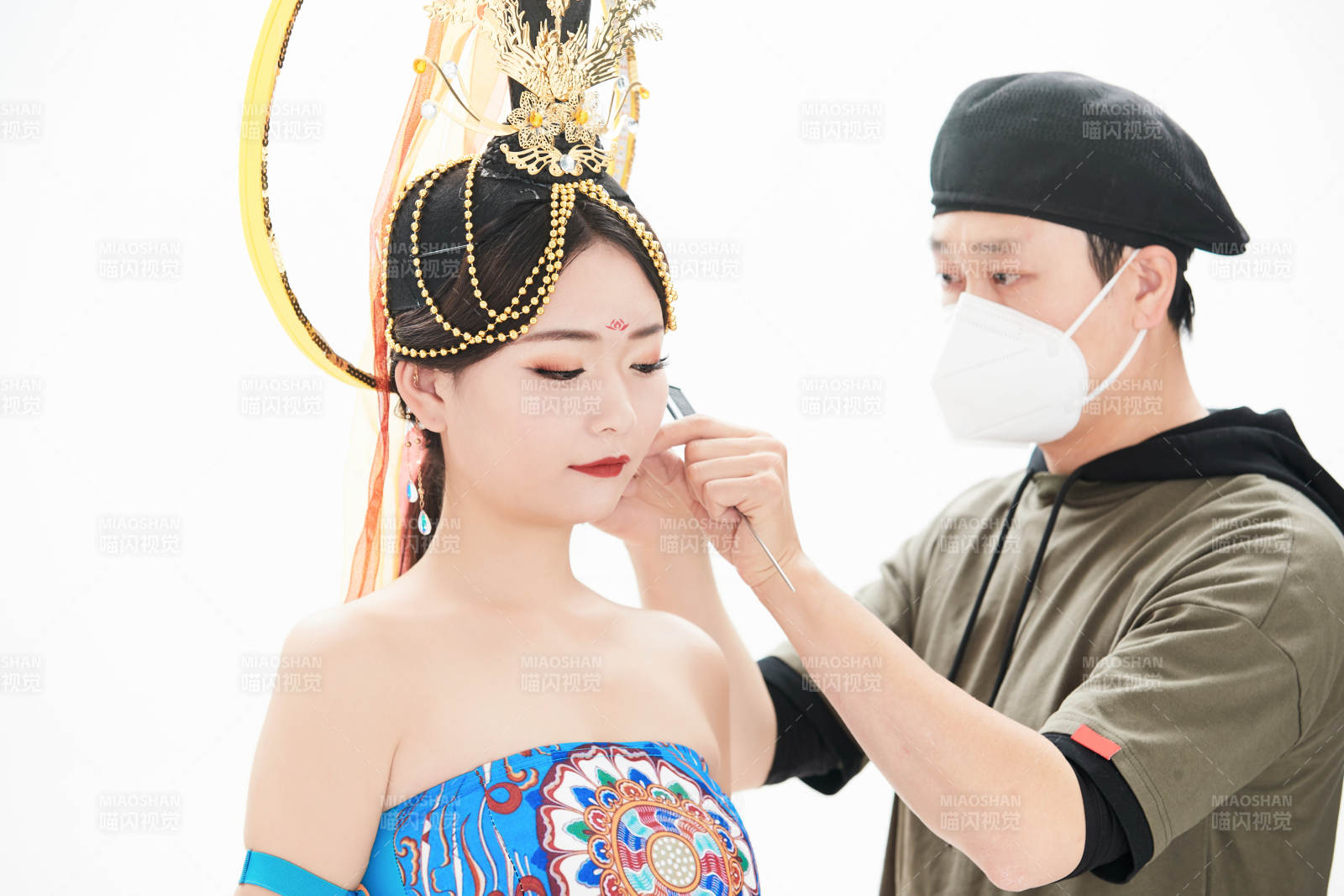 为古装飞天仙女化妆造型的化妆师与模特图片