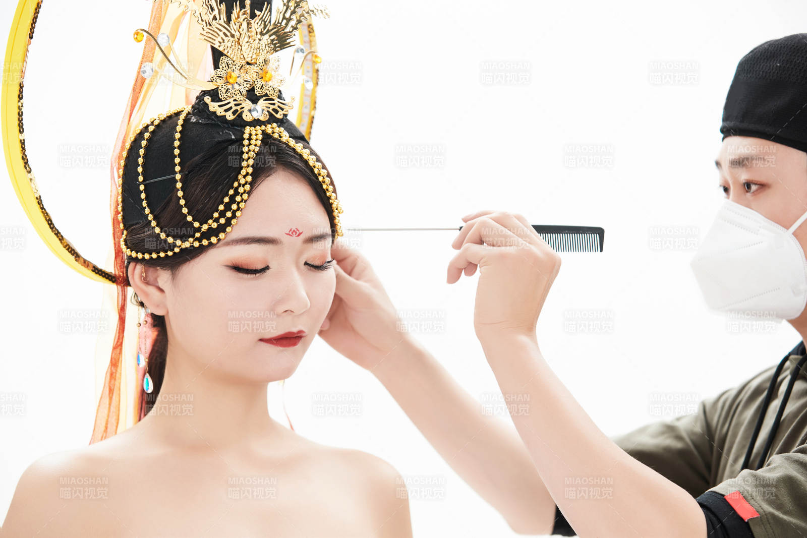 为古装飞天仙女化妆造型的化妆师与模特图片