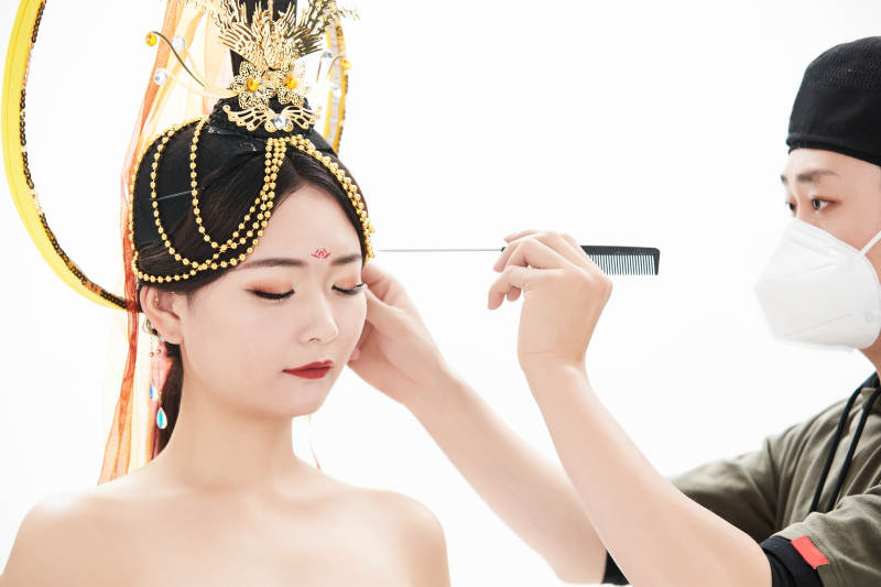 为古装飞天仙女化妆造型的化妆师与模特图片