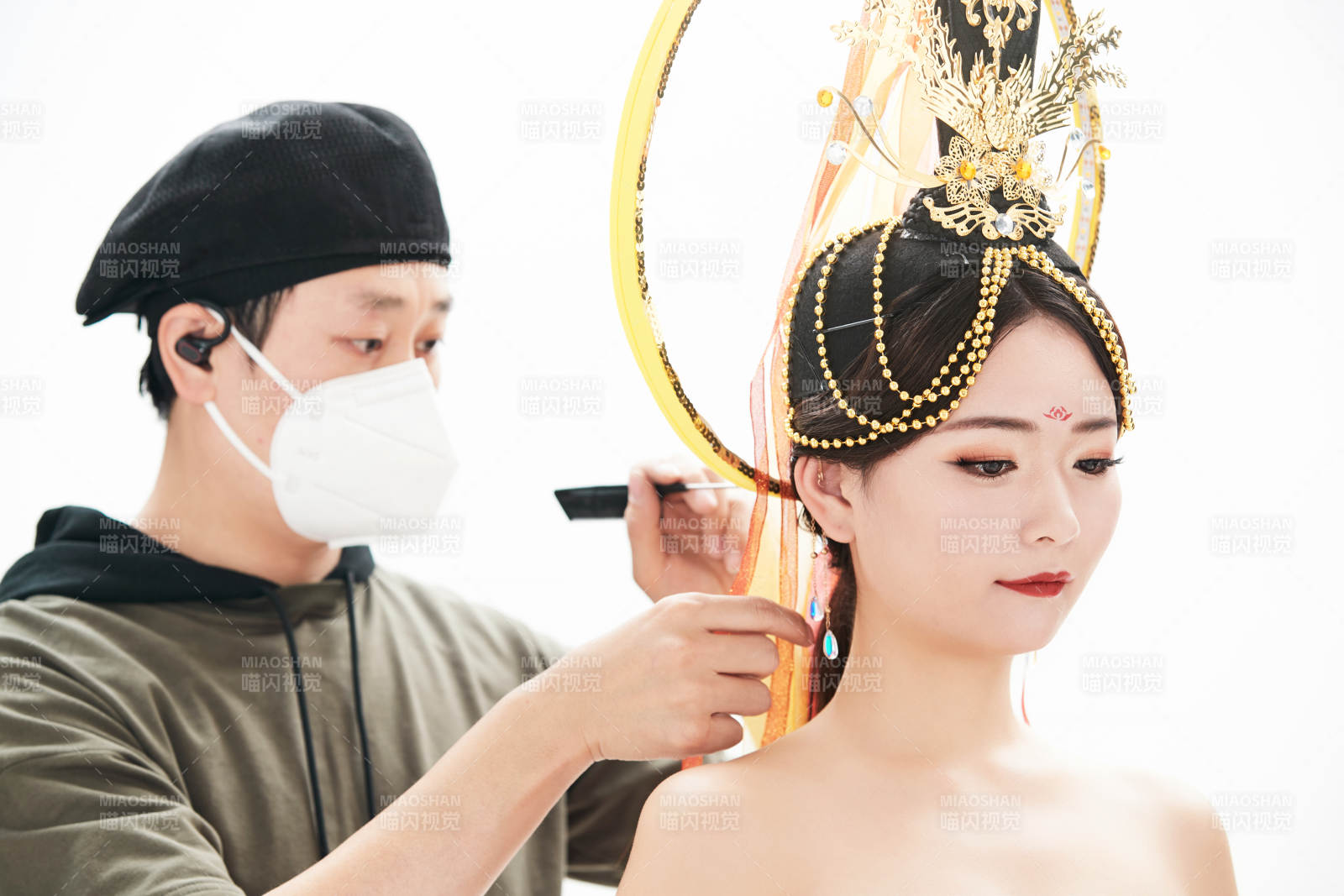 为古装飞天仙女化妆造型的化妆师与模特图片